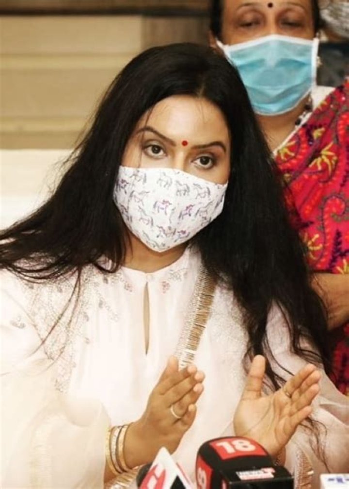 Amruta Fadnavis Height, Weight, Age, Body Statistics
