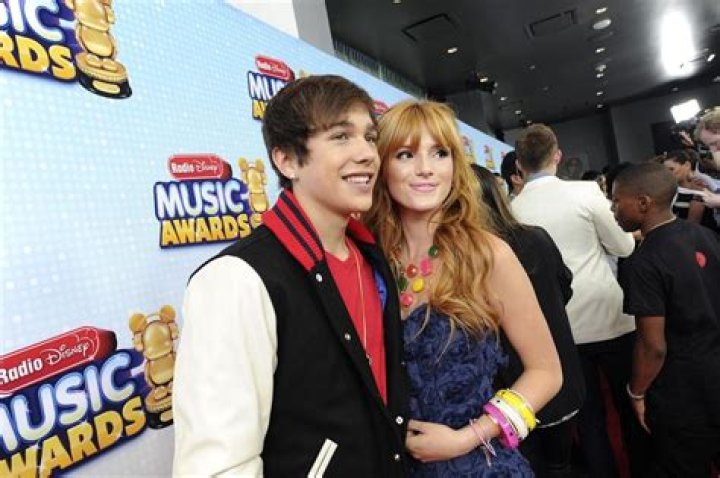 AUSTIN MAHONE, BELLA THORNE – Celeb Secrets