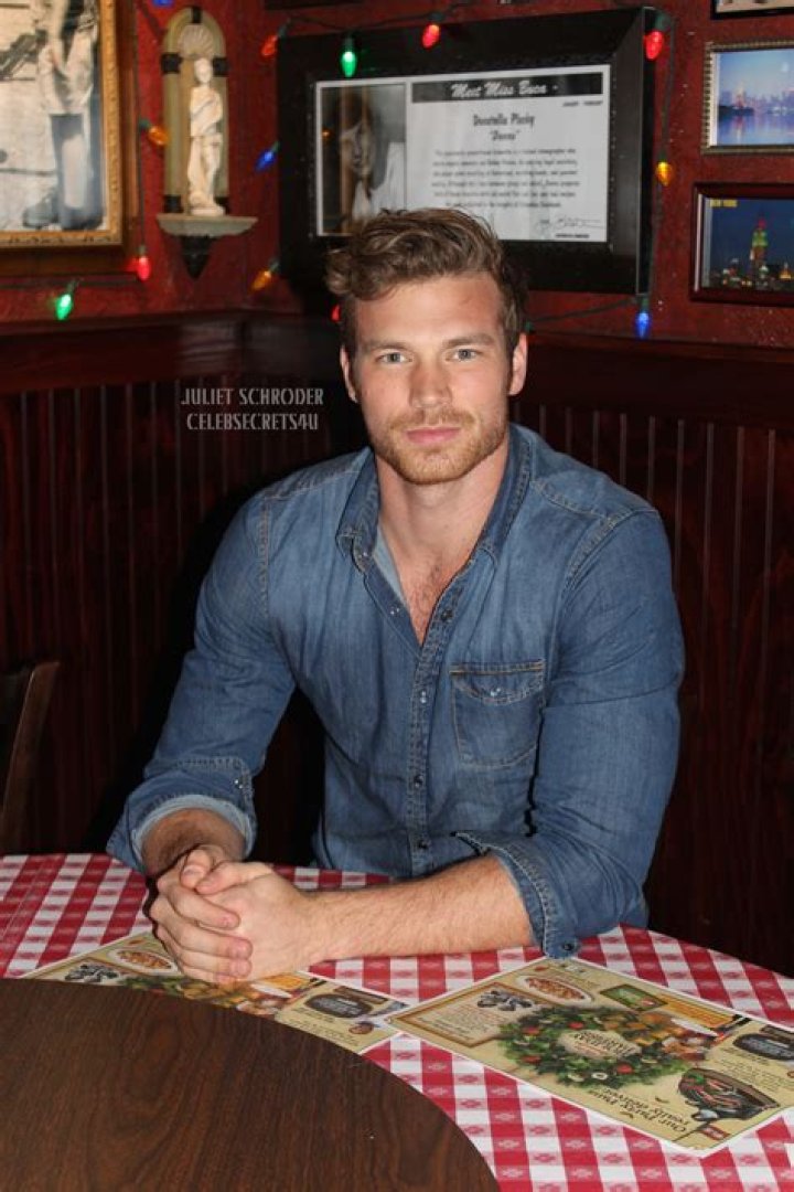 Derek Theler Celebrates His Birthday at Planet Hollywood (@derektheler) – Celeb Secrets
