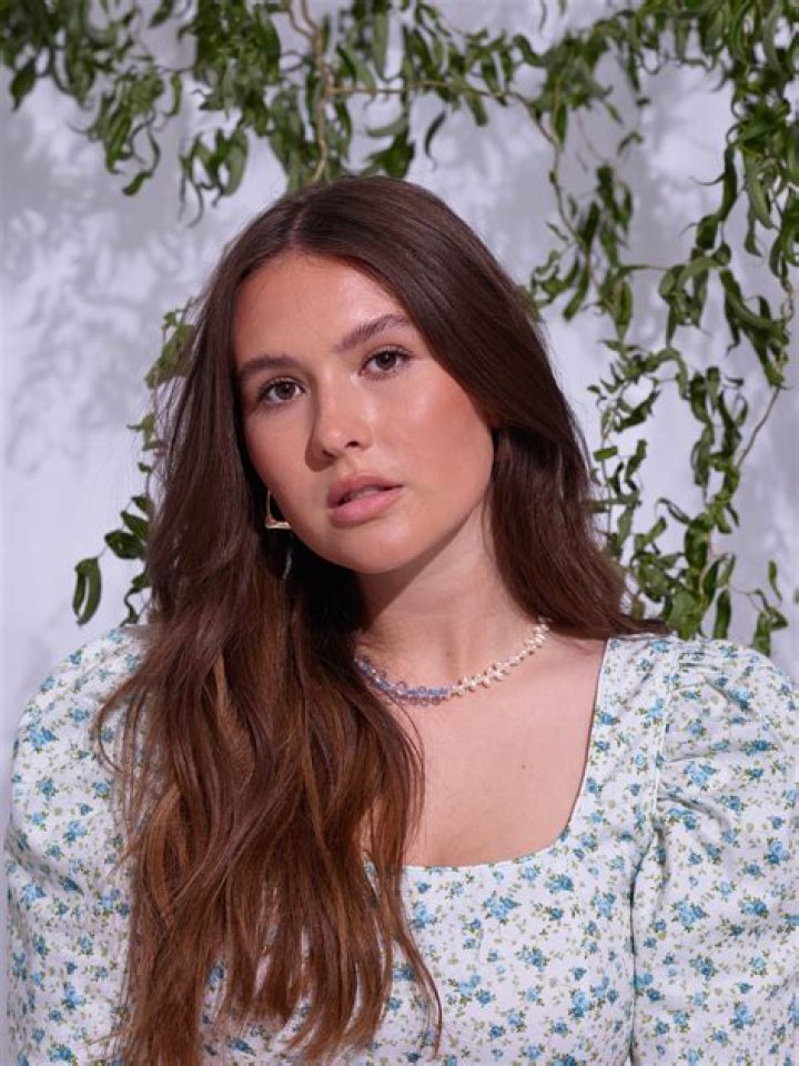 Here’s Why Mimi Webb’s Moody Pop Songs Are Catching the Attention of Charli D’Amelio and Music Fans Worldwide – Celeb Secrets