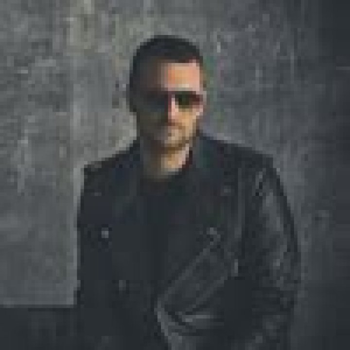 Hire Kenny Chesney for a Corporate Event or Performance Booking.