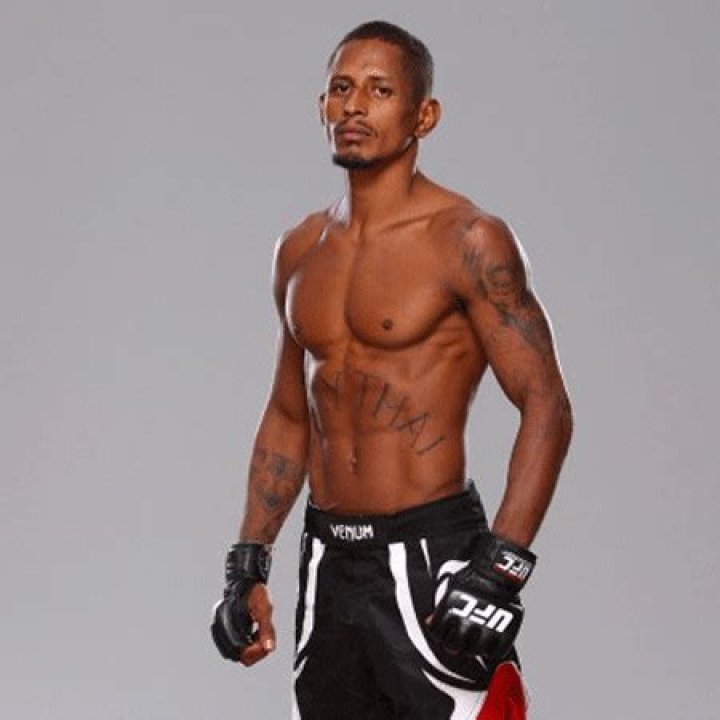 Johnny Eduardo, biography, bio, MMA, UFC, mixed martial arts, fighting gear, married, girlfriend, net worth, total earnings,
