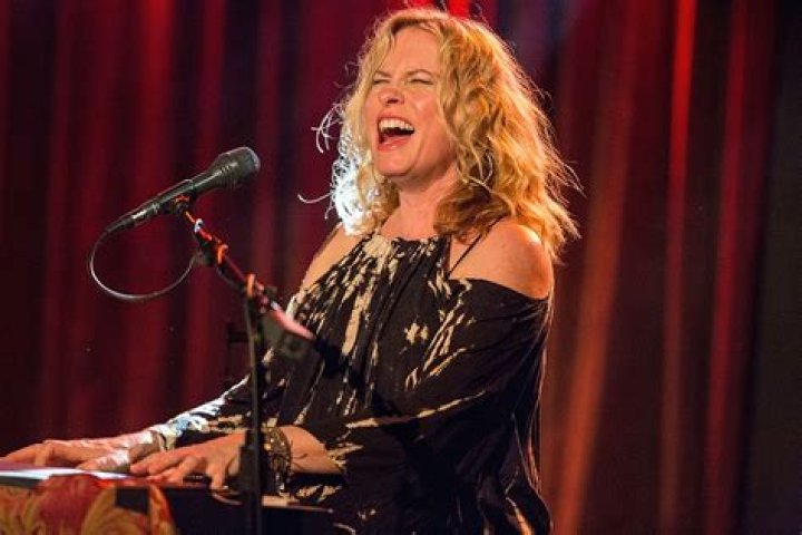 See the Bar Singer From "Ally McBeal" Now at 58